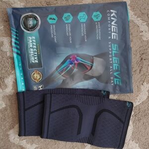 Source Unknown Knee Sleeve - Black and Blue